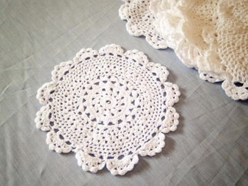 素手織就東方韻 小雅原創(chuàng)日系和風(fēng)純白鉤花杯墊，品味生活中的禪意與匠心